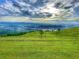 Đỉnh Bù Xèo Thường Xuân - Phiêu diêu trên miền thảo nguyên xanh mướt